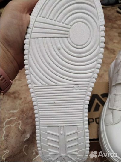 Кроссовки женские