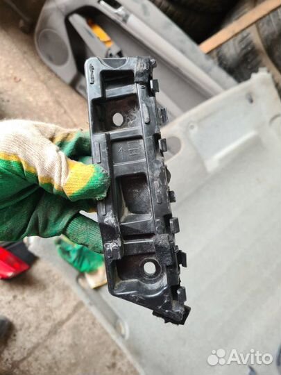 Крепление бампера левое Geely Coolray SX11 2020