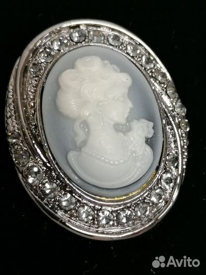 Брошь-Камея элегантная со стразами Винтаж