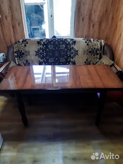 Продаётся стол
