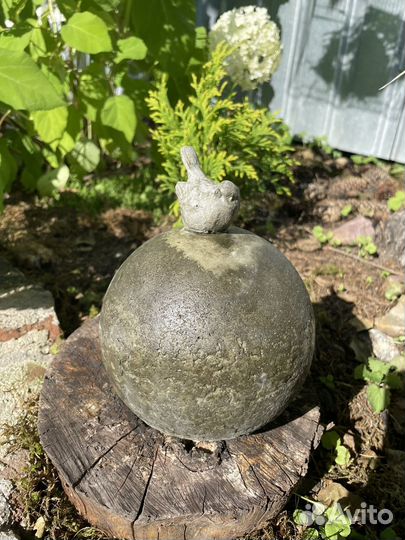 Птичка на шаре из бетона. Декор для сада
