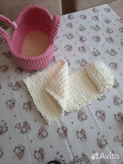 Вязаная люлька для куклы