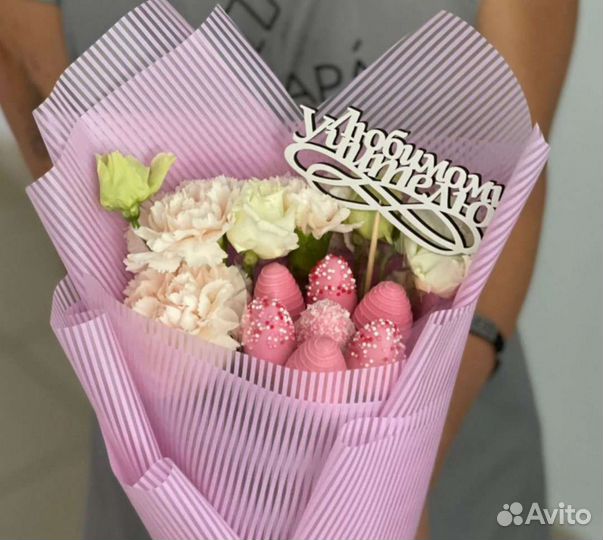 Клубника в шоколаде с живыми цветами