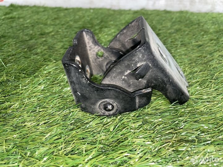 Петли задней левой двери Cadillac Escalade GMT900