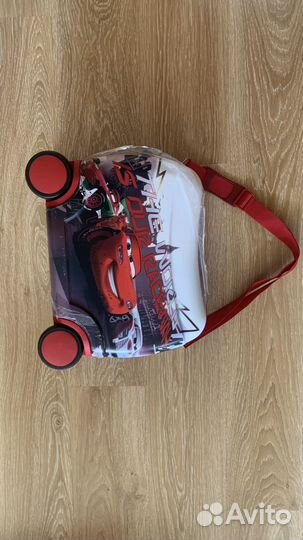 Детский чемодан на колесиках