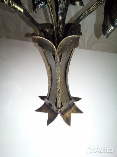 Калы в вазе из металла