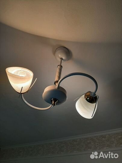 Люстра белая на крючке 2 плафона E14