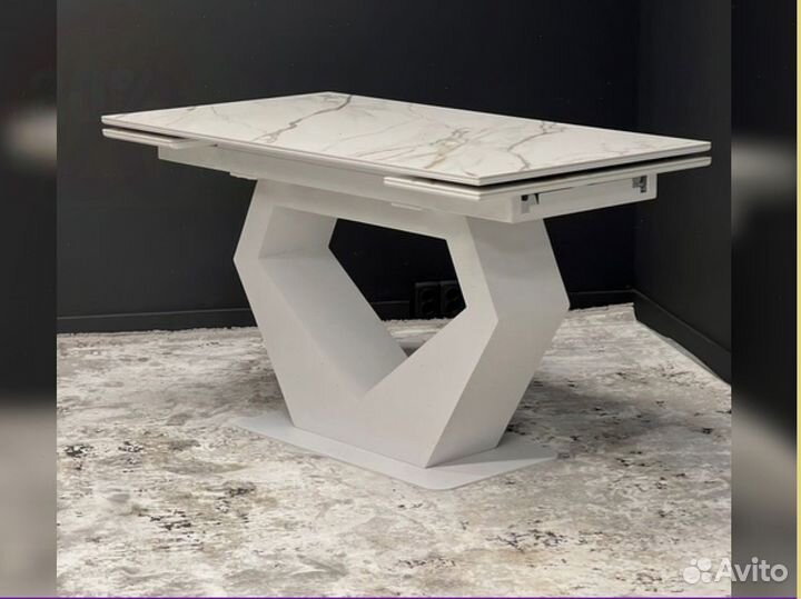 Стол из стекла