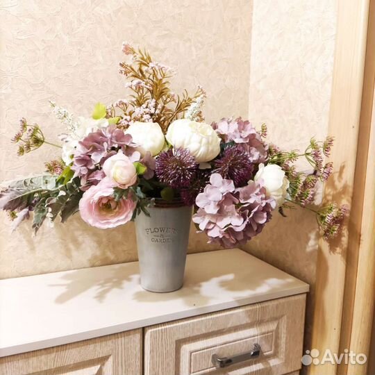 Композиция из искусственных цветов, для интерьера