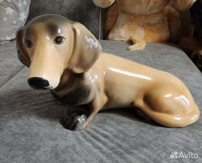 Уличная скульптура из фарфора такса