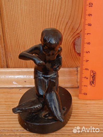 Мальчик кормит голубей. Касли,1986 г