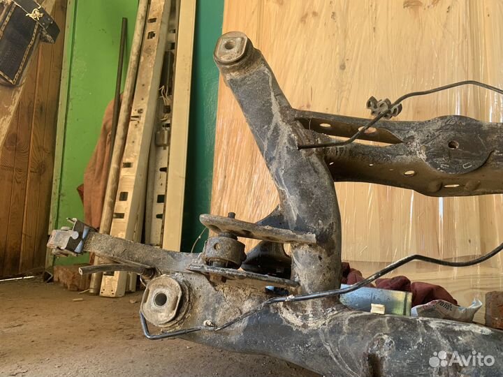 Продаю подрамник задний