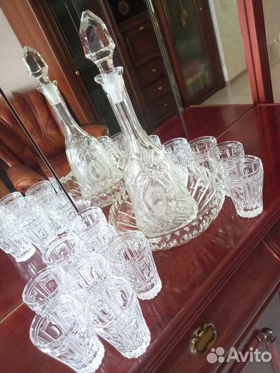 Хрустальные бокалы, графин, конфетница