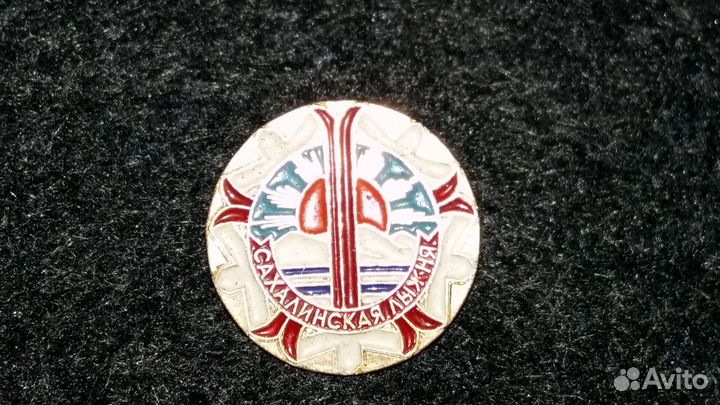 Продаются значки спортивной тематики