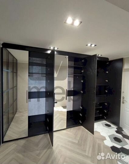 Зеркальный шкаф