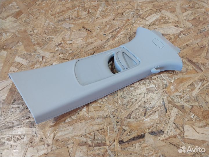 Обшивка средней стойки Skoda Yeti правая