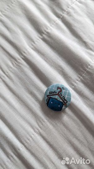 Значки: gravity falls, hang in there, пчелка