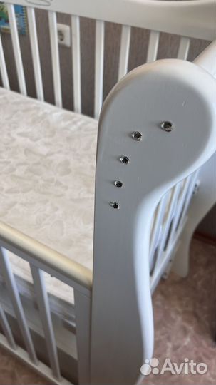Детская кроватка с маятником и ящиком