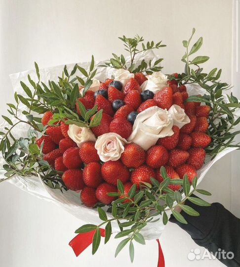 Букеты из фруктов, ягод и цветов