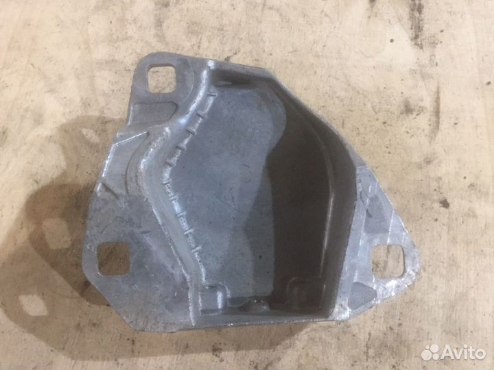 Кронштейн левый audi a8l d3