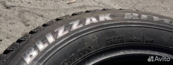 Bridgestone Blizzak Revo GZ 215/60 R17