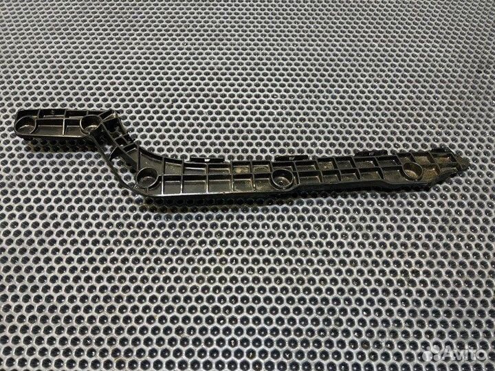 Крепление бампера прав. зад. Toyota Land Cruiser