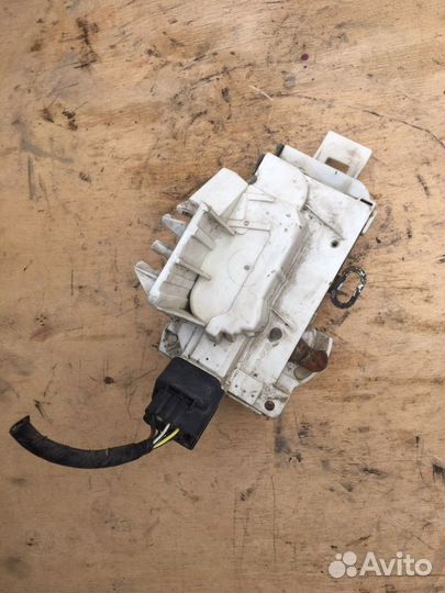 Форд Фокус-1 Американец замок водительской двери