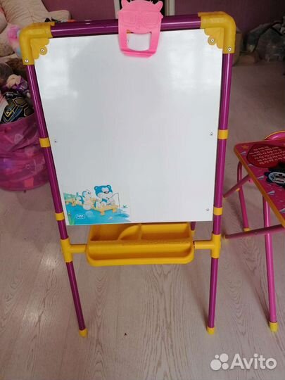 Стол, стул и мольберт
