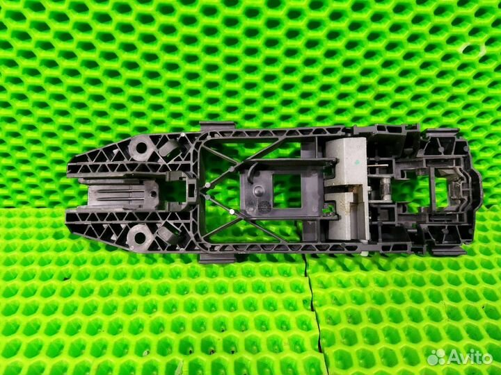 Кронштейн ручки задний левый Volkswagen Touareg NF