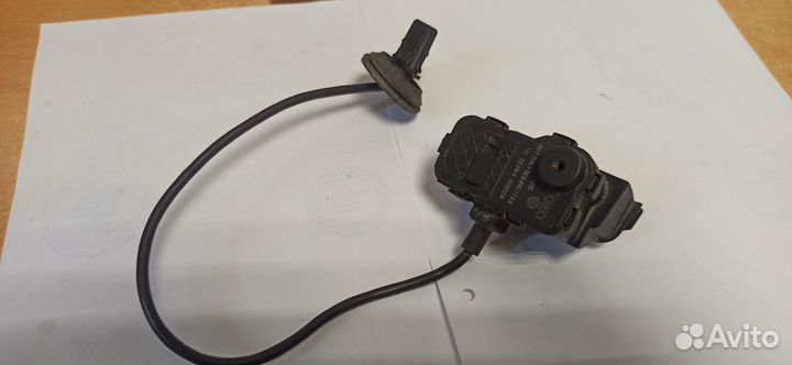 Активатор замка бензобака Polo 5C6810773B Б/У