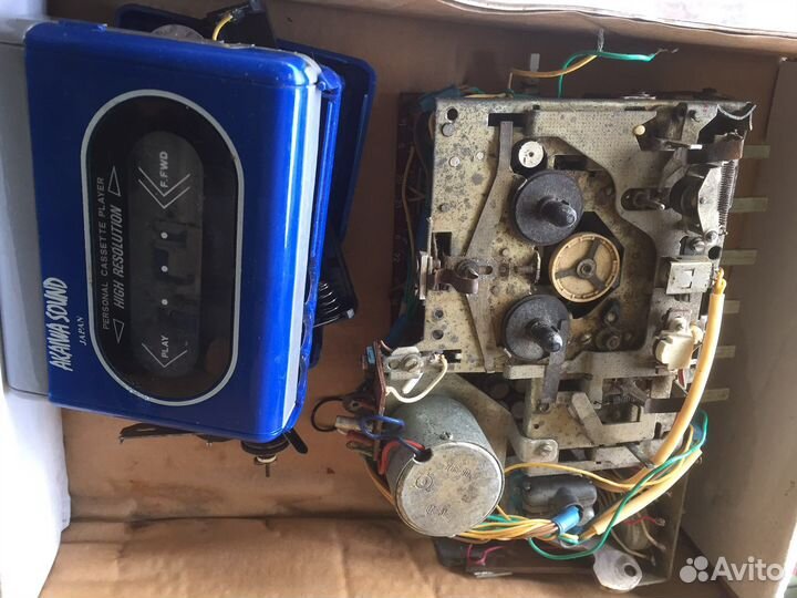 Старые кассетные магнитофоны в разобранном виде