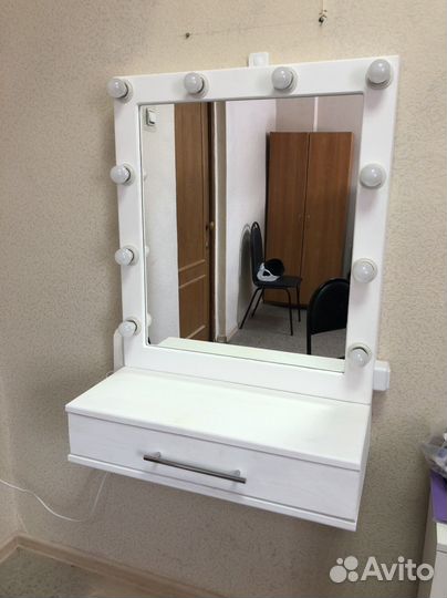 Гримерное зеркало с полкой