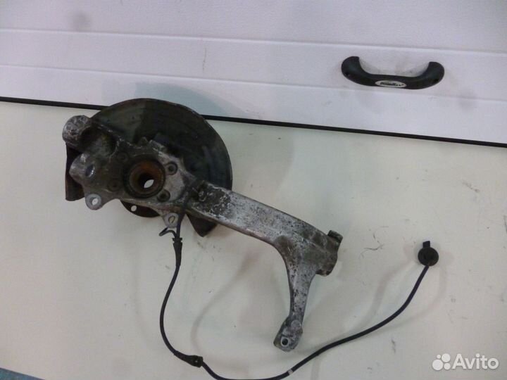 Поворотный кулак правый Audi A4 b6 b7