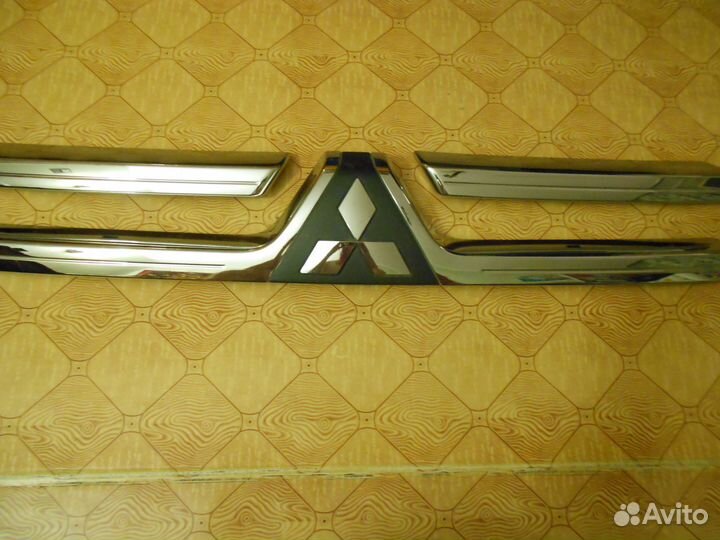 Накладка на решетку радиатора Митцубиси