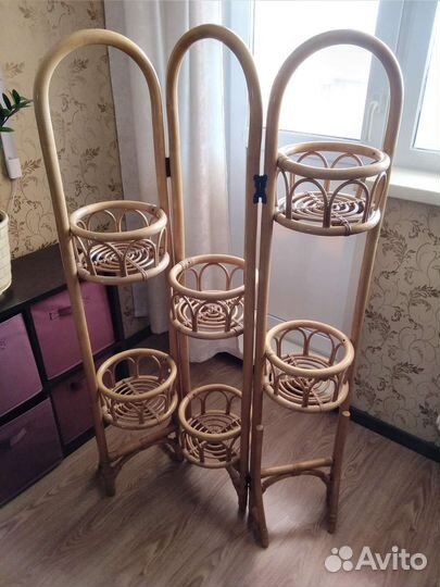 Ротанговая стойка для цветов