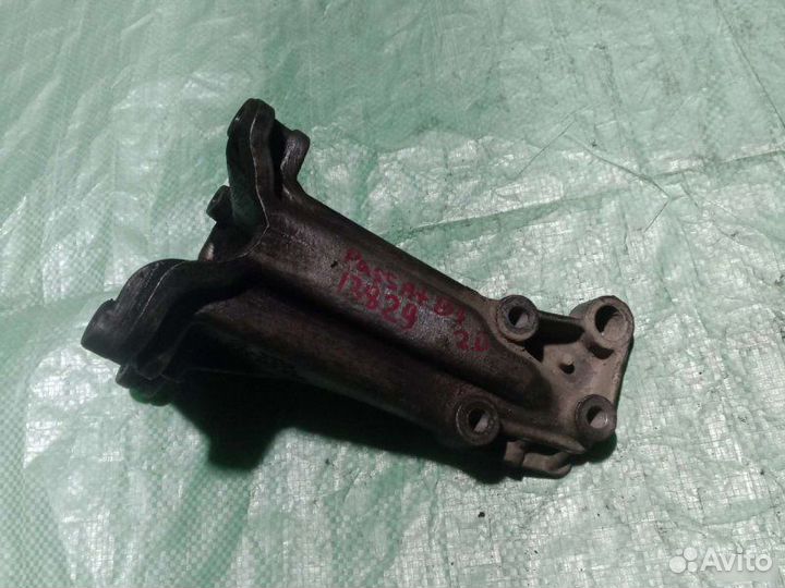 Опора двигателя правая Volkswagen Passat B3 седан