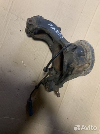 Передний левый поворотный кулак в сборе bmw e90