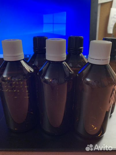 Бутылочки из темного пластика с крышками