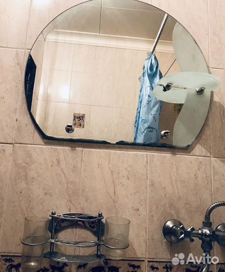 Зеркало в ванную с полкой