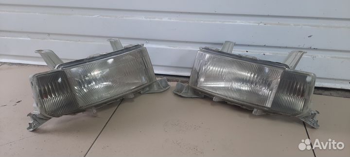 Переданы и задний фонарь toyota Bb