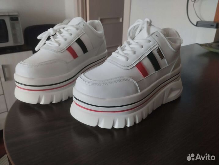 Кроссовки на весну/осень