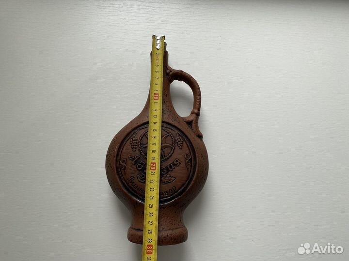 Глиняный кувшин для вина