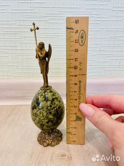 Яйцо пасхальное с Архангелом, камень-змеевик