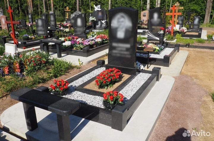 Установка памятника. Гранитные памятники. Памятник