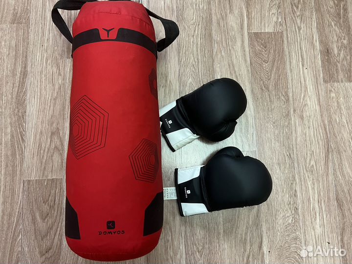 Прода грушу с перчатками