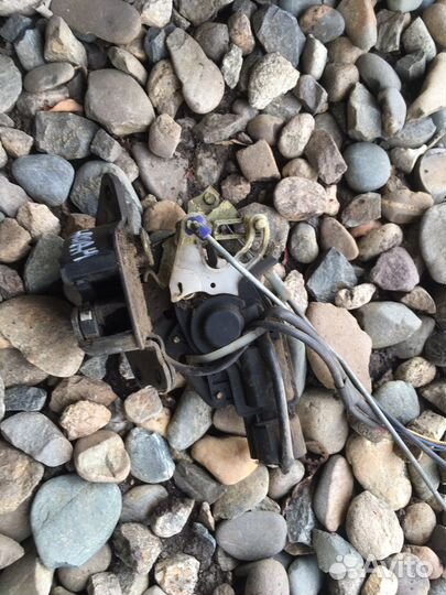 Toyota noah 2002 60 замок крышки багажника ручка