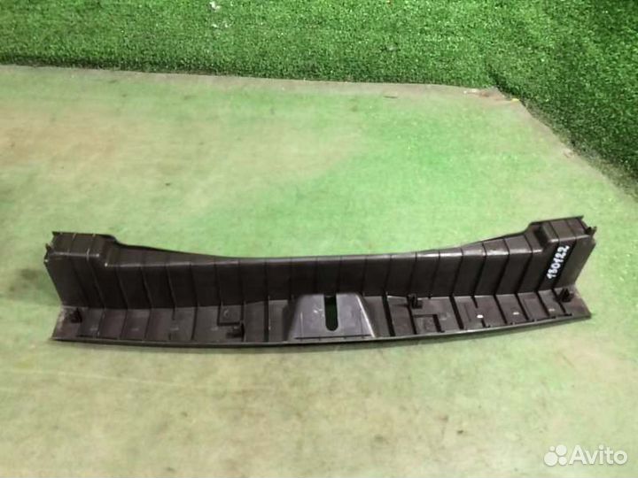 Накладка замка багажника Toyota Passo KGC30 1KR