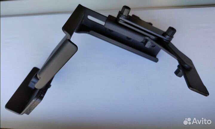 Г-образный кронштейн д/установки накамерной вспышк