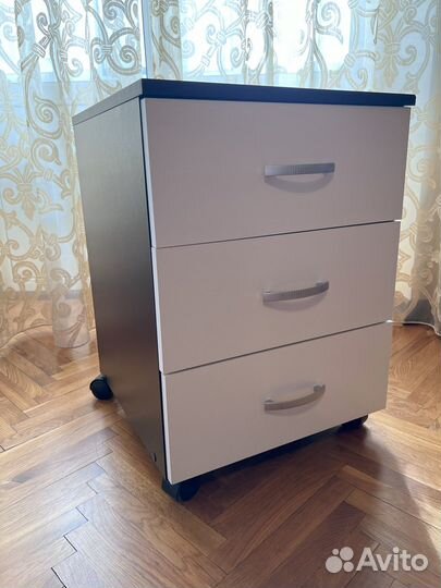 Тумба на колесиках