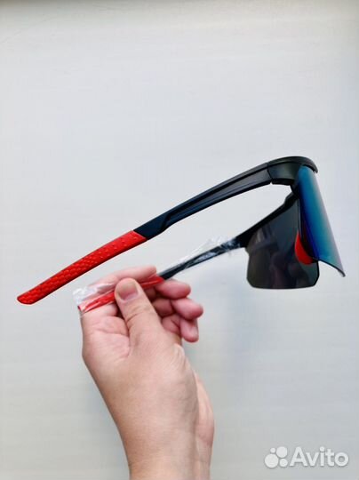 Спортивные чёрно-красные очки солнцезащитные